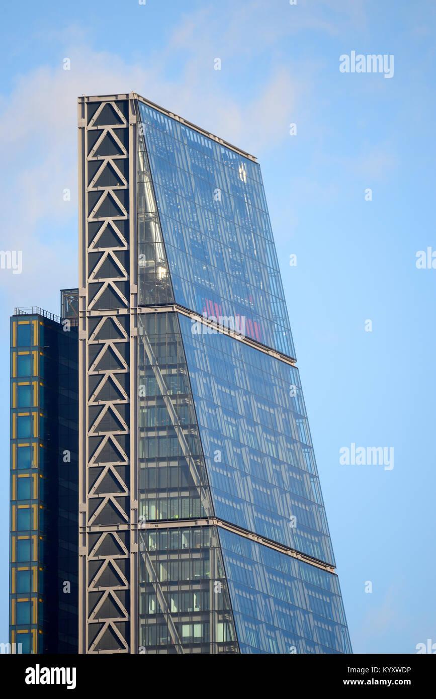 122 Leadenhall Street, Leadenhall Building a Londra. Il Cheesegrater Grattuggia formaggio nella città di Londra il quartiere finanziario. Livelli superiori la struttura superiore Foto Stock