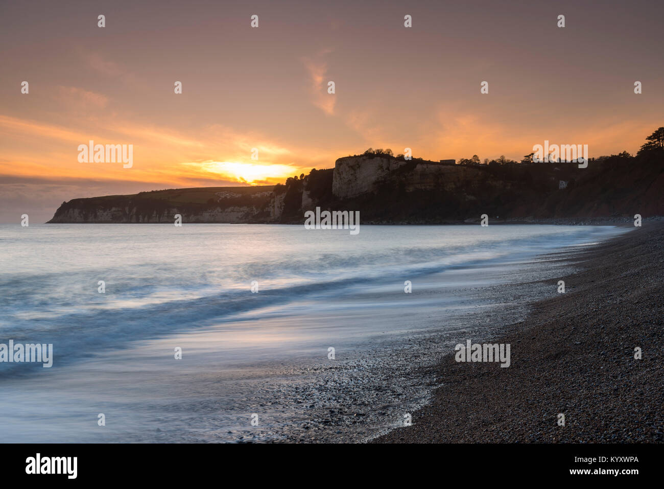 Seaton, Devon, Regno Unito. Il 10 gennaio 2018. Regno Unito Meteo. Il tramonto visto dalla spiaggia di Seaton nel Devon guardando verso la birra. Credito Foto: Graham Hunt Foto Stock