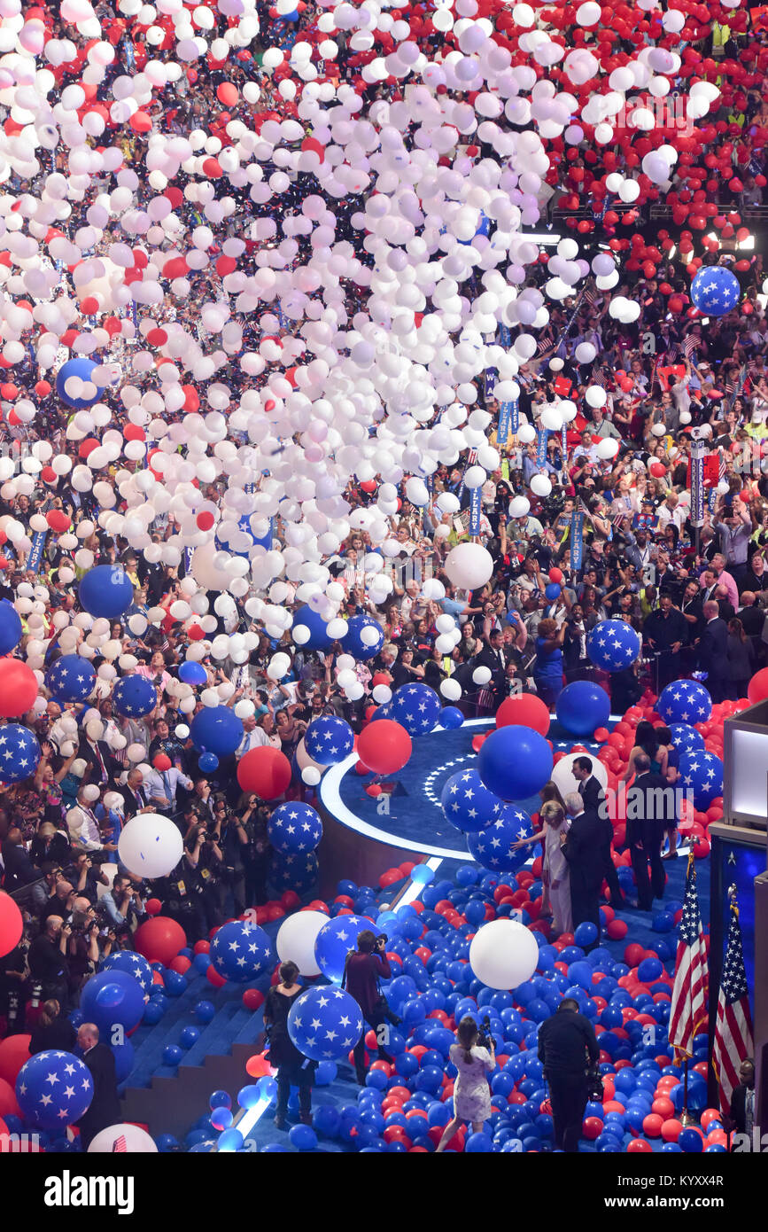 Rosso Bianco e blu palloncini coriandoli cadere sui delegati / Hillary Clinton / Bill Clinton / Tim Kaine al 2016 Convenzione Nazionale Democratica Foto Stock