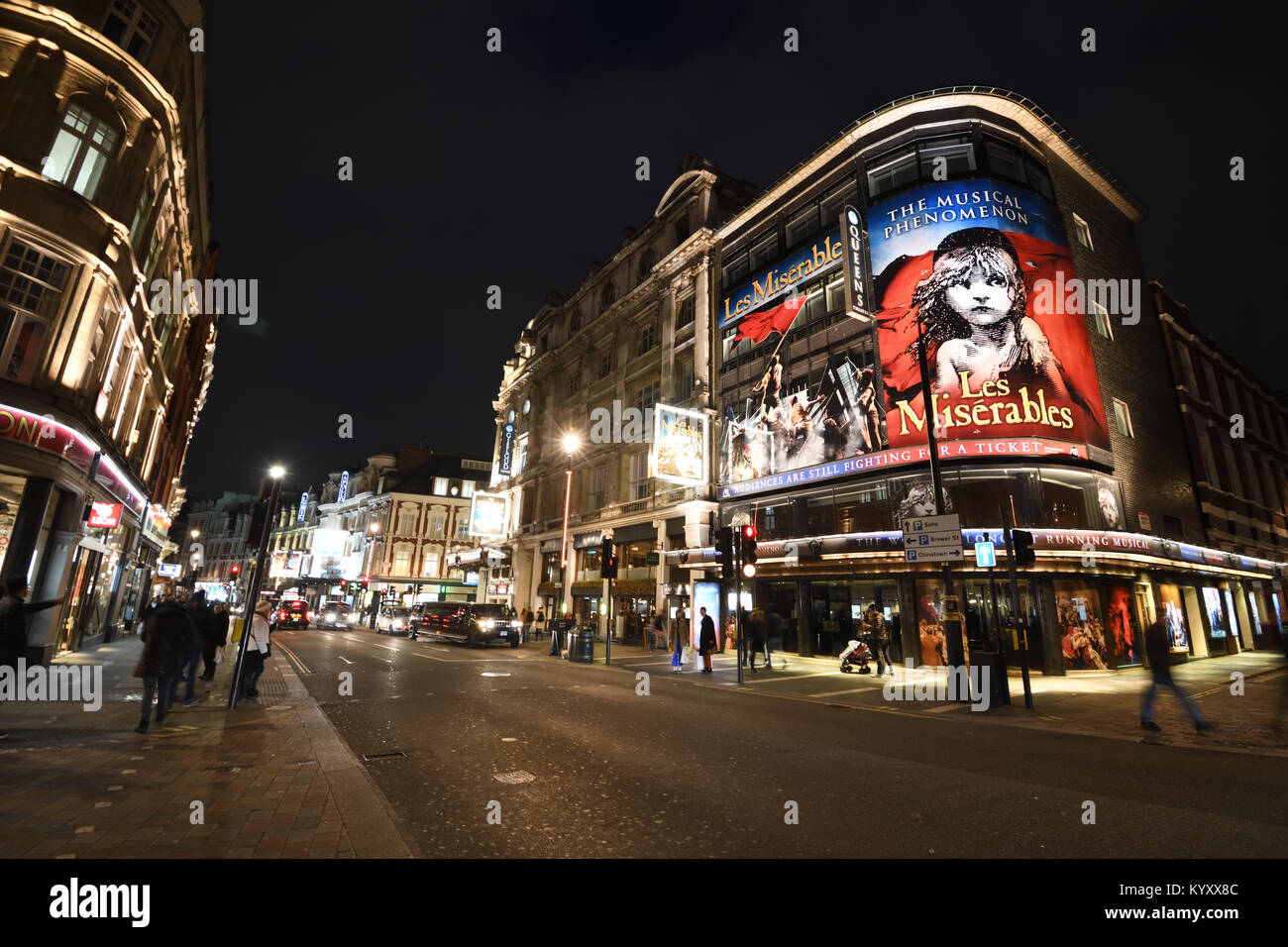 Leicester square città crocevia per un Gennaio sera nel 2018 mostra teatri, il traffico e le persone. Foto Stock