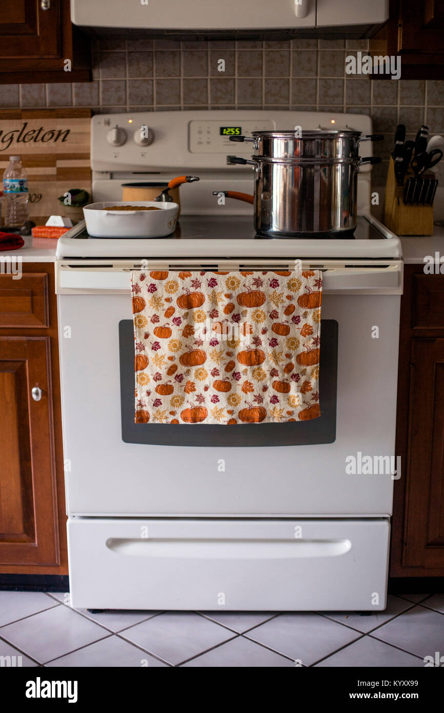 Utensili di cottura sulla stufa in cucina in casa Foto Stock