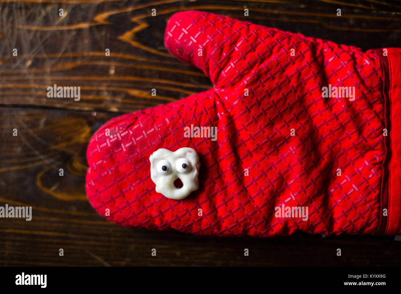 Vista aerea del cookie antropomorfo su presina al tavolo di legno Foto Stock