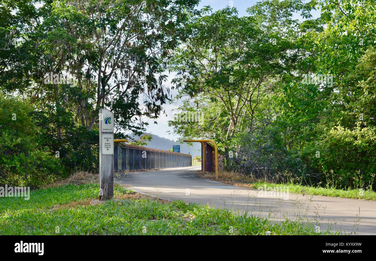 Il Footbridge attraversando una laguna di acqua stagnante del fiume Ross, Annandale, Townsville, Queensland, Australia Foto Stock