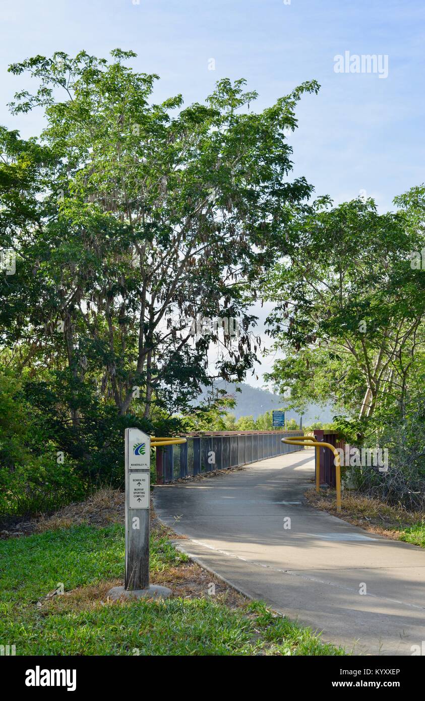 Il Footbridge attraversando una laguna di acqua stagnante del fiume Ross, Annandale, Townsville, Queensland, Australia Foto Stock