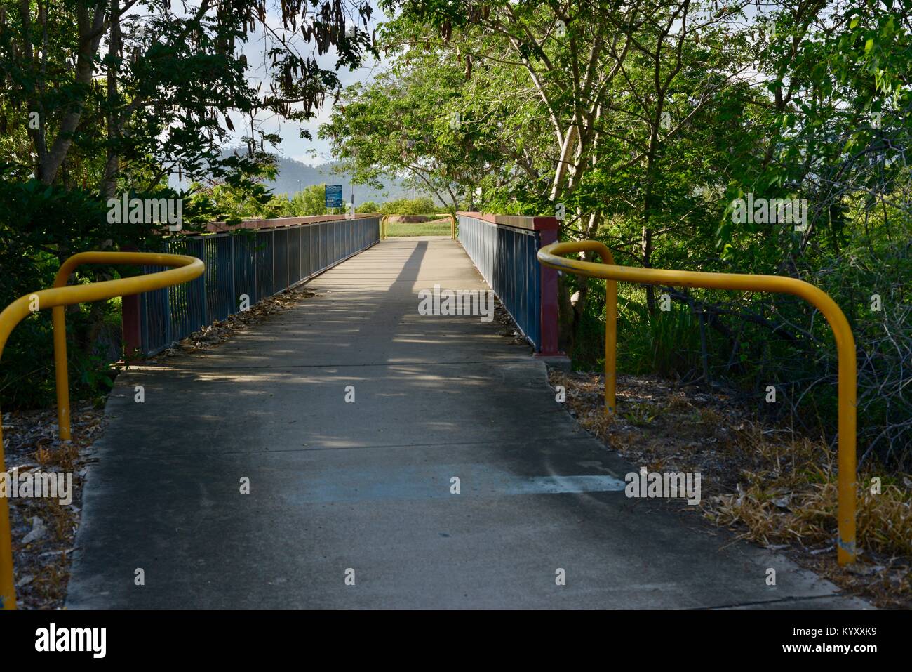 Il Footbridge attraversando una laguna di acqua stagnante del fiume Ross, Annandale, Townsville, Queensland, Australia Foto Stock