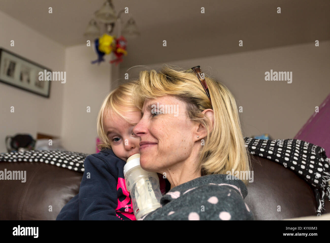 Nonna abbracciando il nipote Foto Stock
