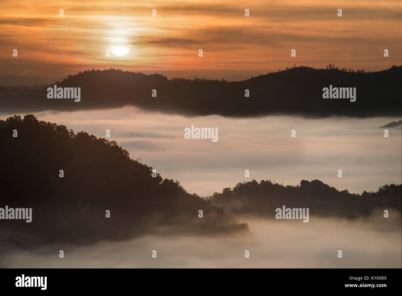 Angolo alto vista panoramica delle montagne durante la nebbia meteo Foto Stock