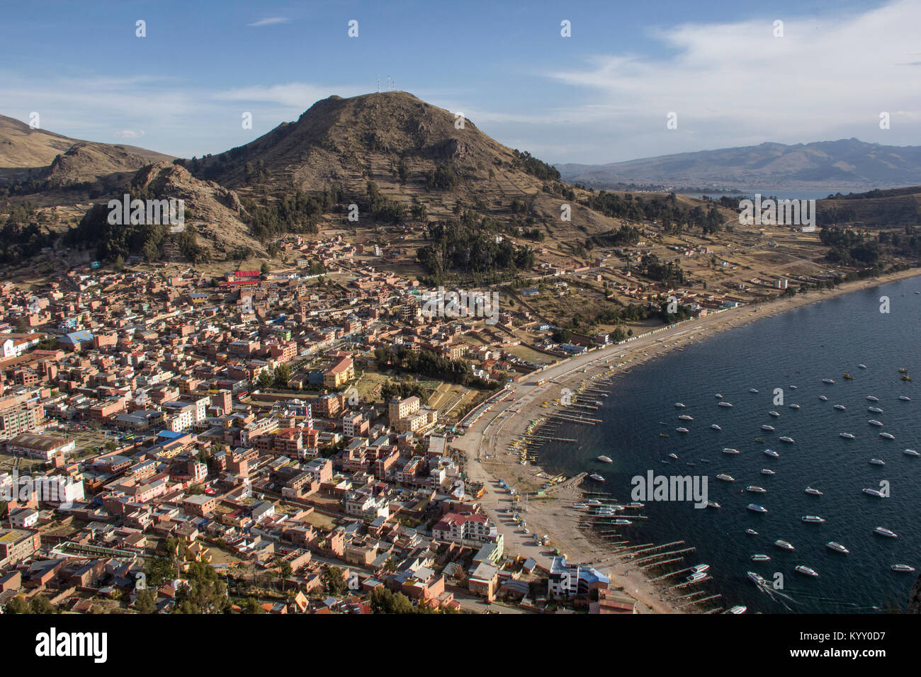 Vista aerea del paesaggio urbano dal Lago Titicaca contro le montagne Foto Stock
