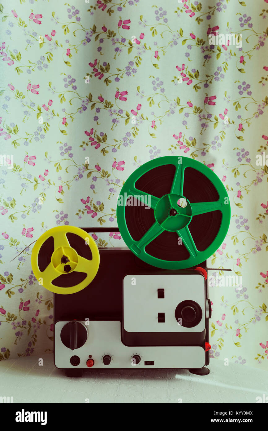 Proiettore video su tavola contro la tenda Foto Stock