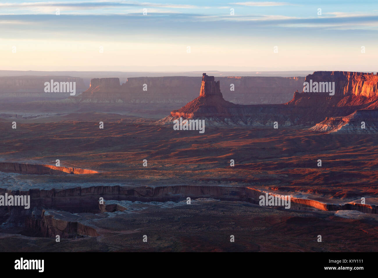 Angolo alto vista panoramica del candelabro torre contro sky presso il Parco Nazionale di Canyonlands Foto Stock