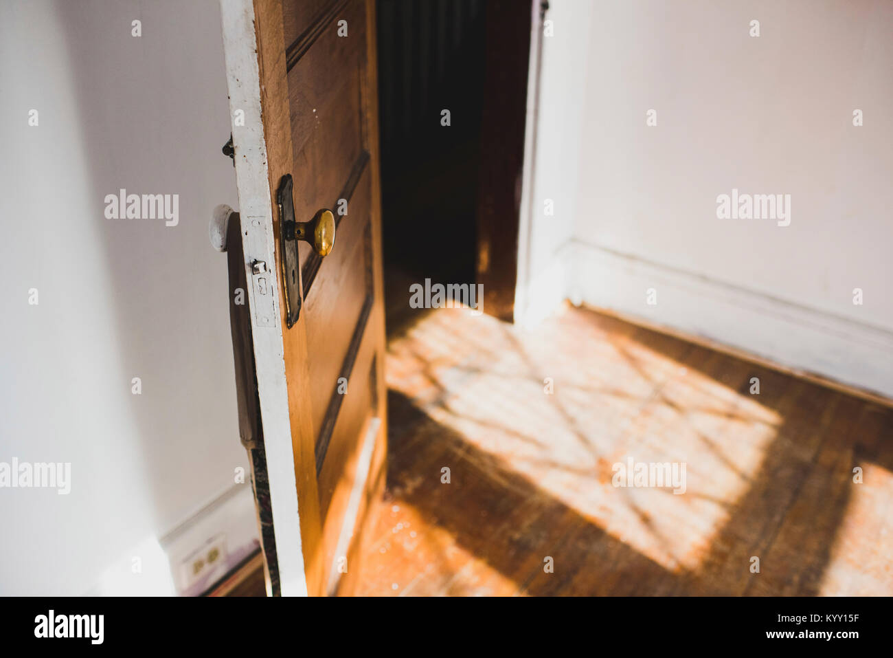 Angolo di alta vista di porta aperta in ambiente domestico Foto Stock