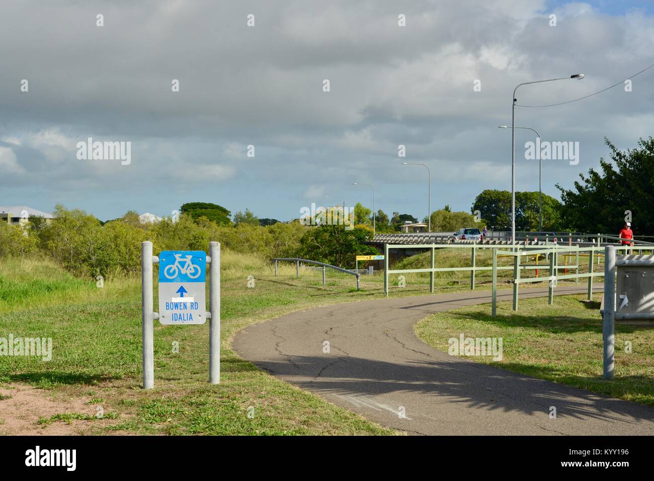 Bowen Road Idalia segno accanto ad una doppia bicicletta e percorso pedonale, con coccodrillo segno di avvertimento in background, Townsville, Queensland, Australia Foto Stock