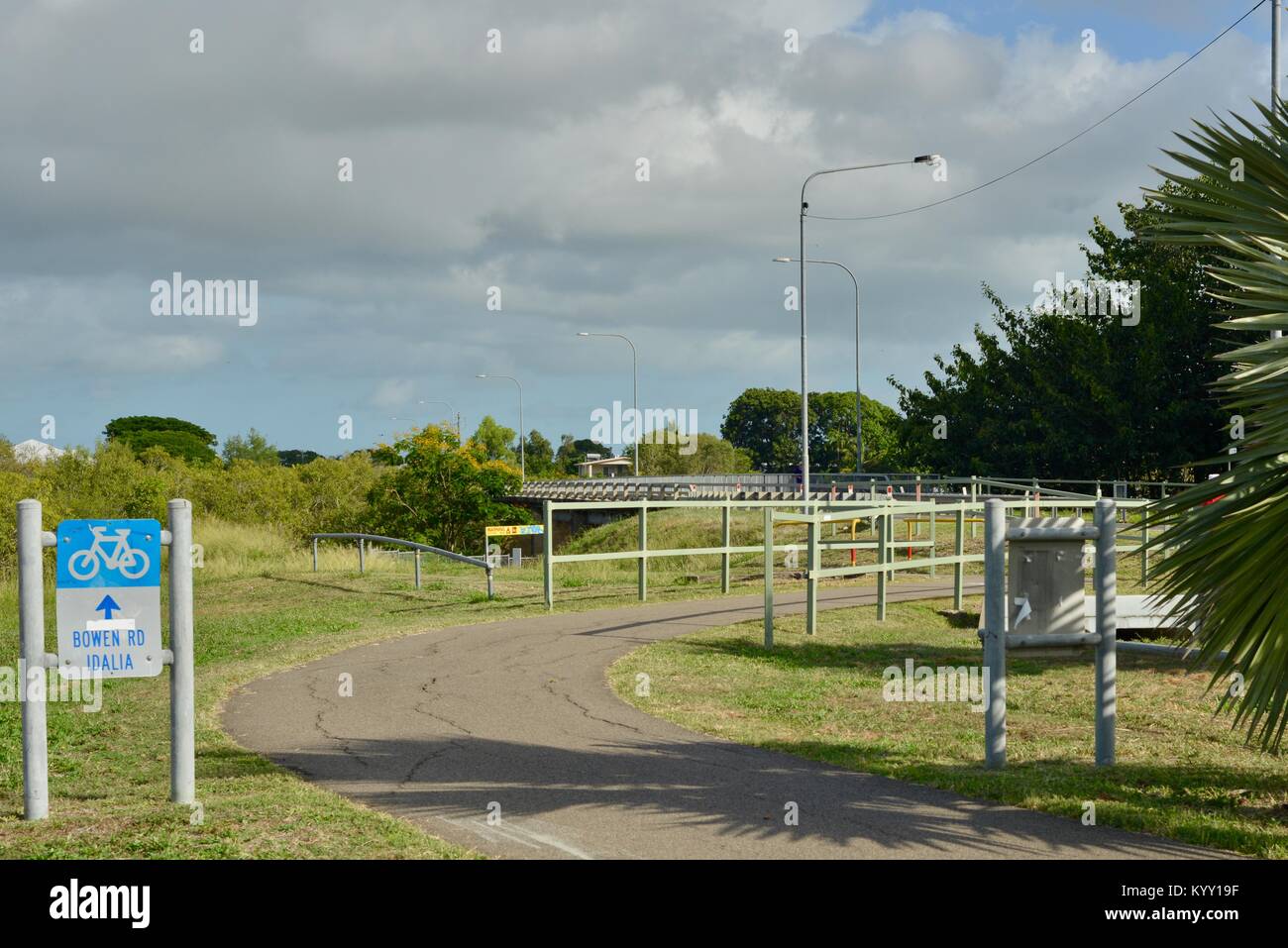 Bowen Road Idalia segno accanto ad una doppia bicicletta e percorso pedonale, con coccodrillo segno di avvertimento in background, Townsville, Queensland, Australia Foto Stock