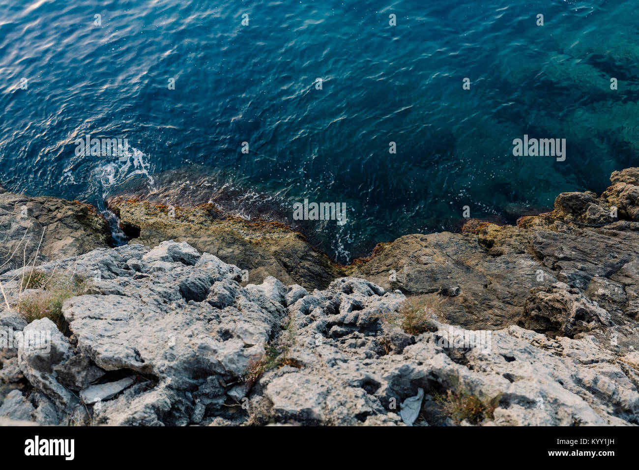 Angolo di alta vista delle formazioni rocciose da mare Foto Stock