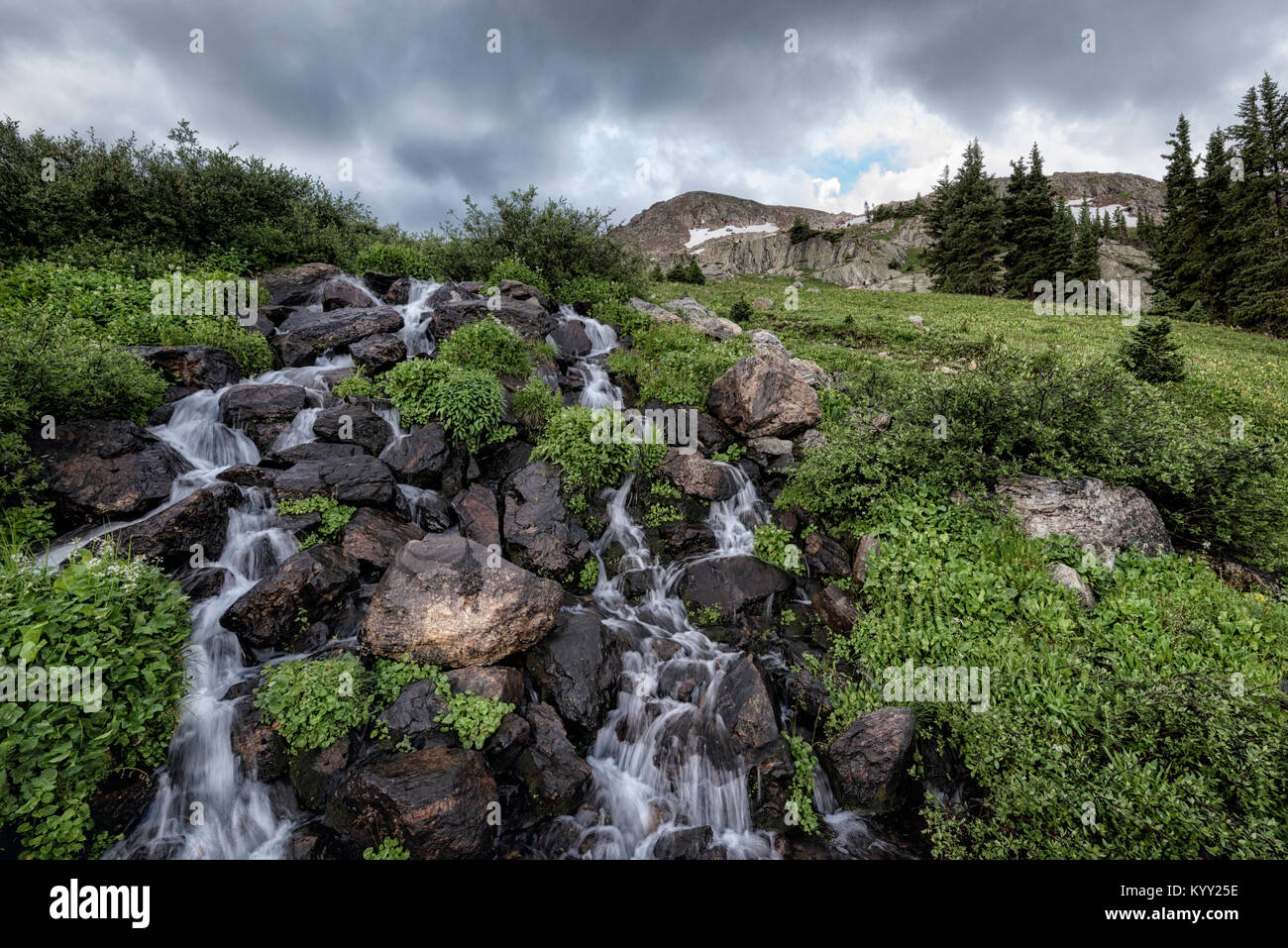 Cascata dal campo a Santa Croce deserto contro il cielo nuvoloso Foto Stock