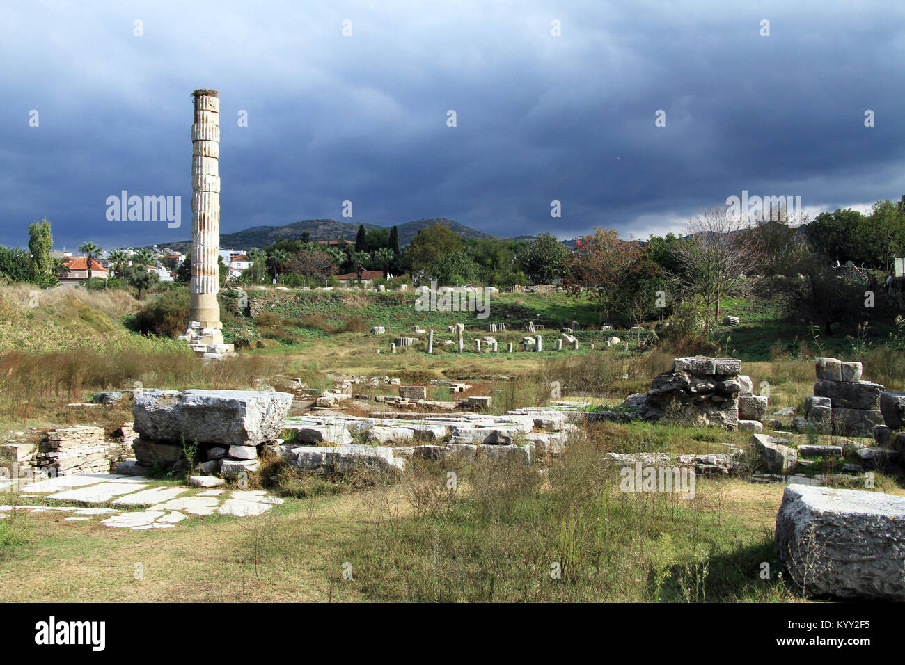 Una colonna e le rovine del tempio di Artemide, Turchia Foto Stock