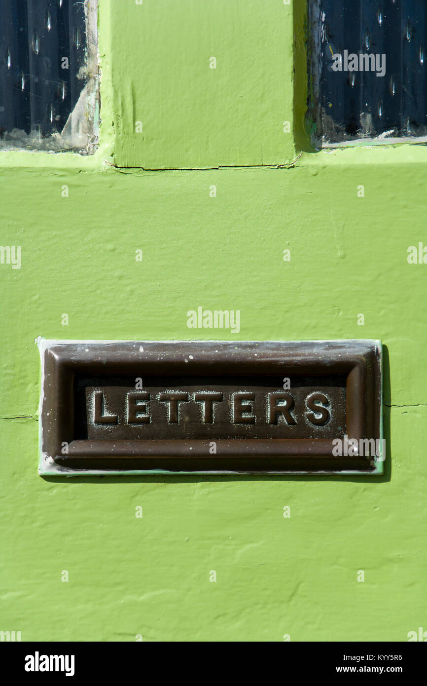 La Posta Vecchia letter box in distressed green house porta anteriore Foto Stock