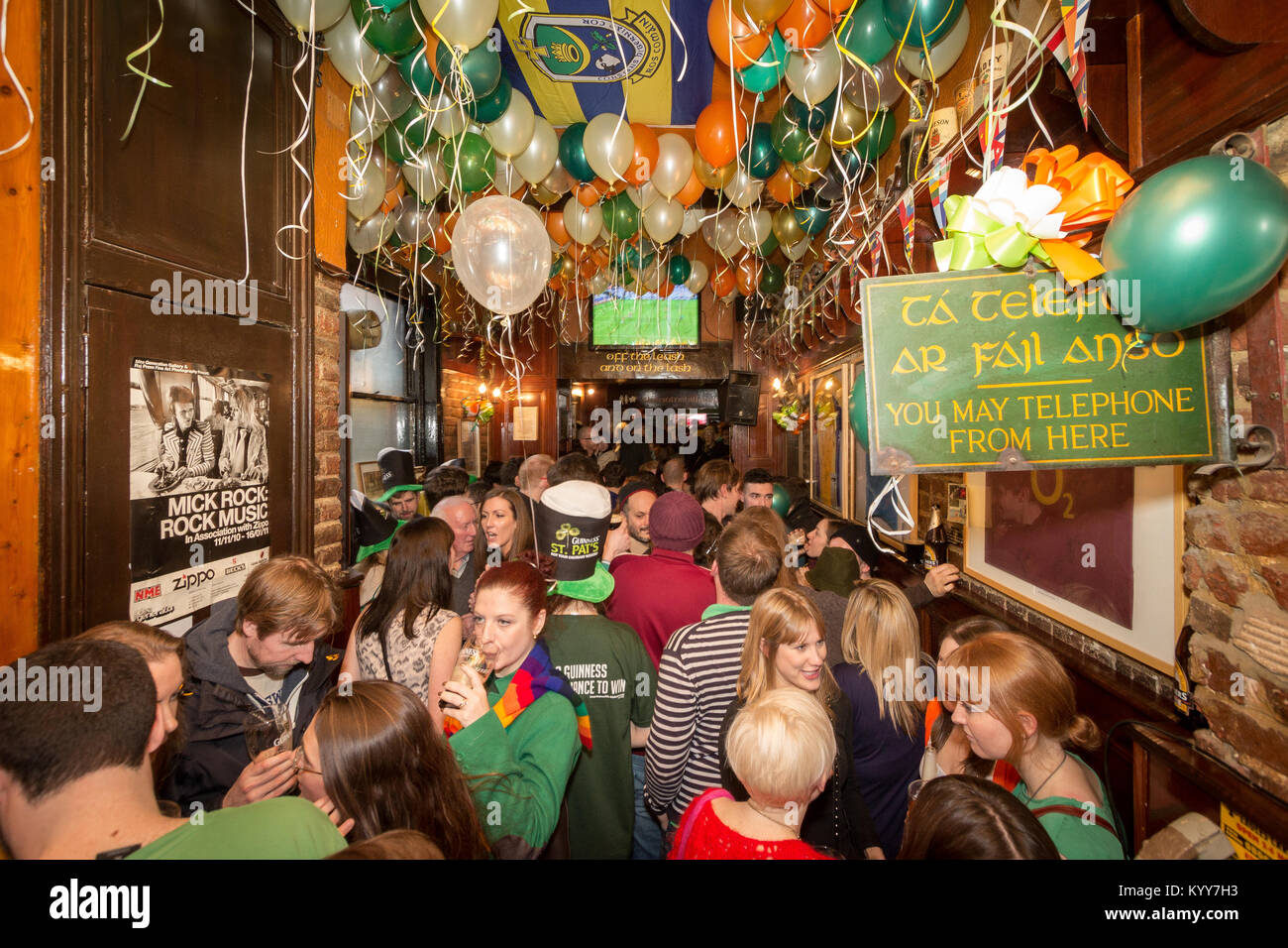 Il giorno di San Patrizio celebrazione nel pub irlandese, Stoke Newington,  Londra UK 2013 Foto stock - Alamy