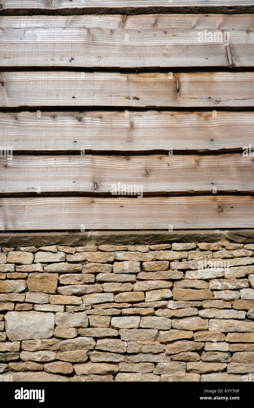 Bordo di piume di rivestimento in legno al di sopra di una parete di stalattite Foto Stock