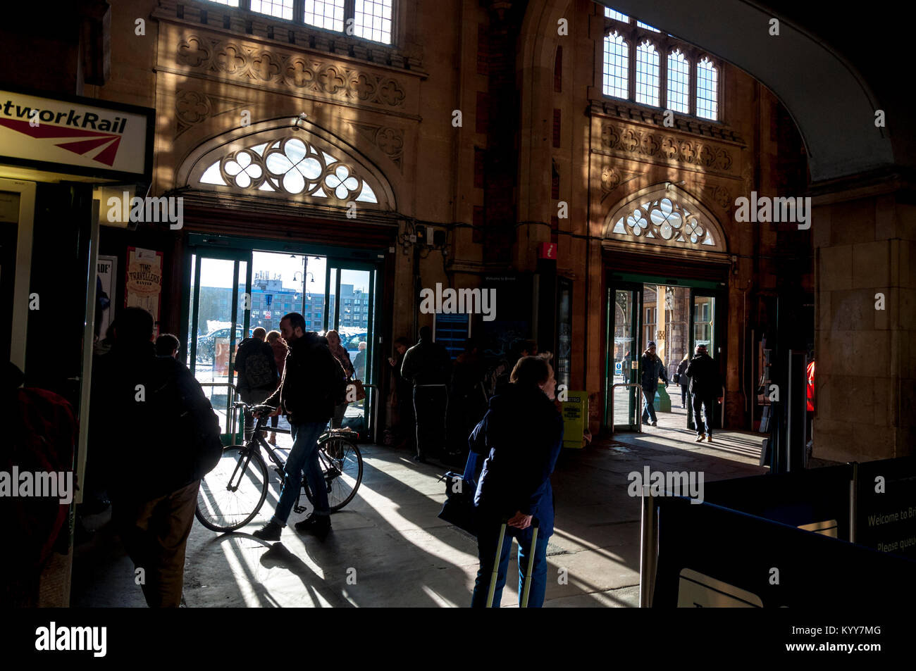 La stazione ferroviaria di Bristol Temple Meads prenotazione sala d'ingresso con ombre di persone Foto Stock