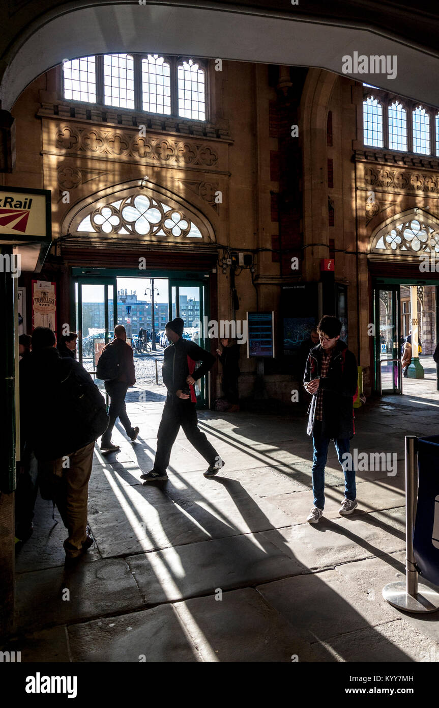 La stazione ferroviaria di Bristol Temple Meads prenotazione sala d'ingresso con ombre di persone Foto Stock