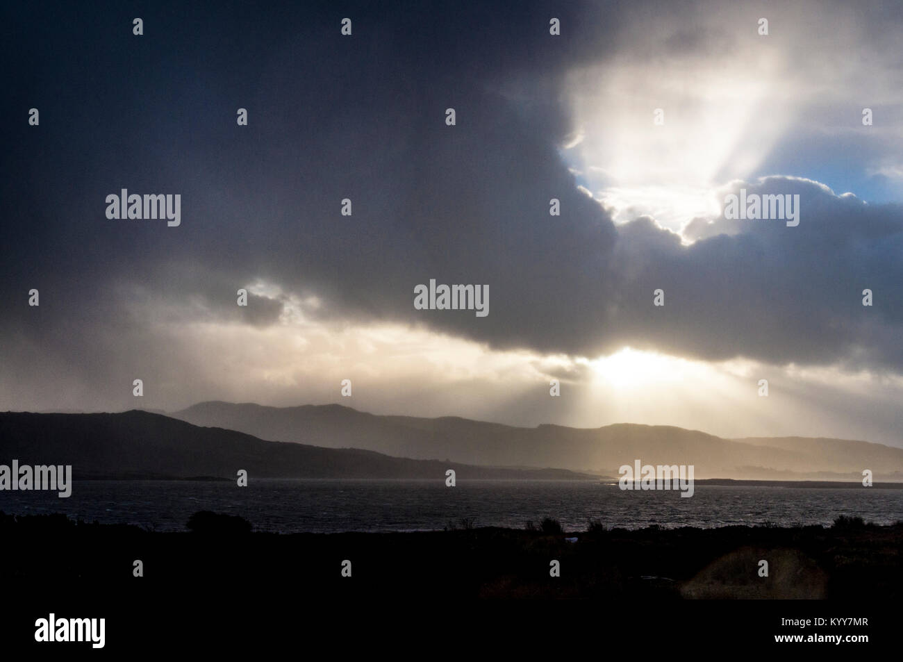 Wild Atlantic modo stormclouds e raggi solari vicino Dungloe, County Donegal, Irlanda Foto Stock