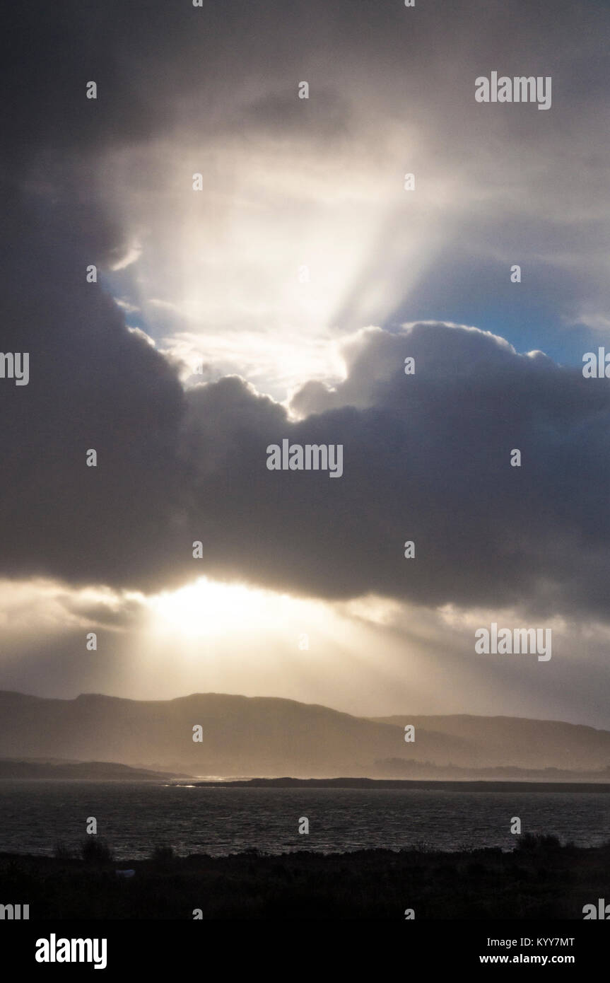 Wild Atlantic modo stormclouds e raggi solari vicino Dungloe, County Donegal, Irlanda Foto Stock