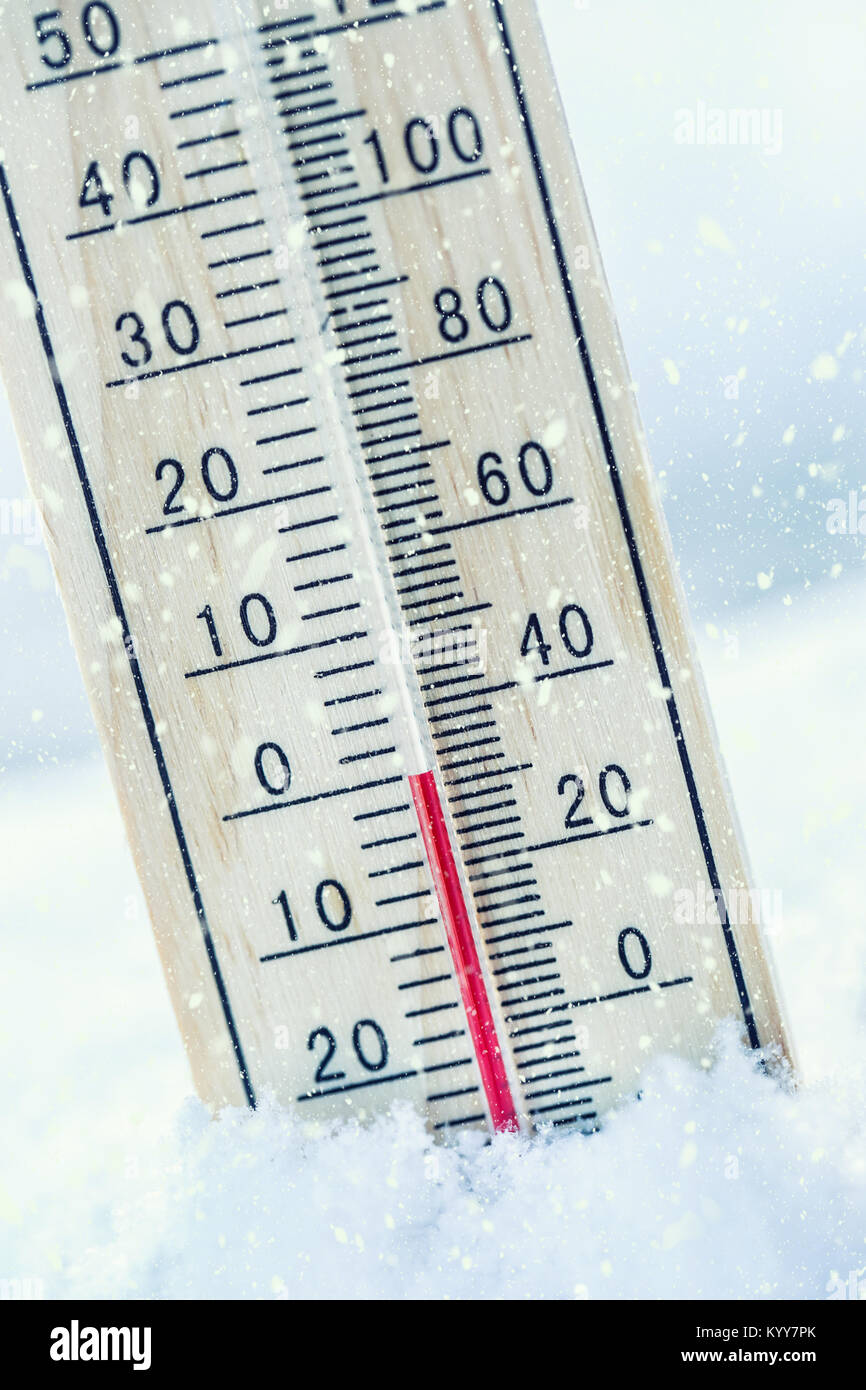Termometro sulla neve mostra basse temperature pari a zero. Basse temperature in gradi Celsius e Fahrenheit. Freddo inverno venti zero. Foto Stock