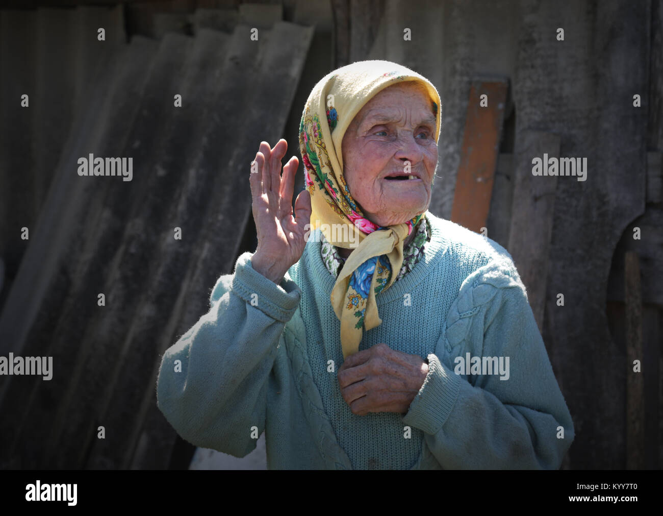 Maria Shovkuia un residenti illegali (samosely) sono tornati a vivere nella zona di esclusione. Foto Stock