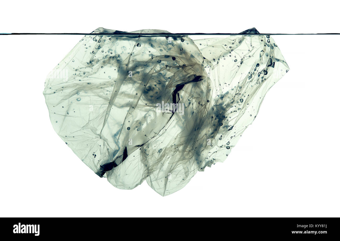 Inquinamento di plastica galleggianti in acqua, isolato su bianco Foto Stock