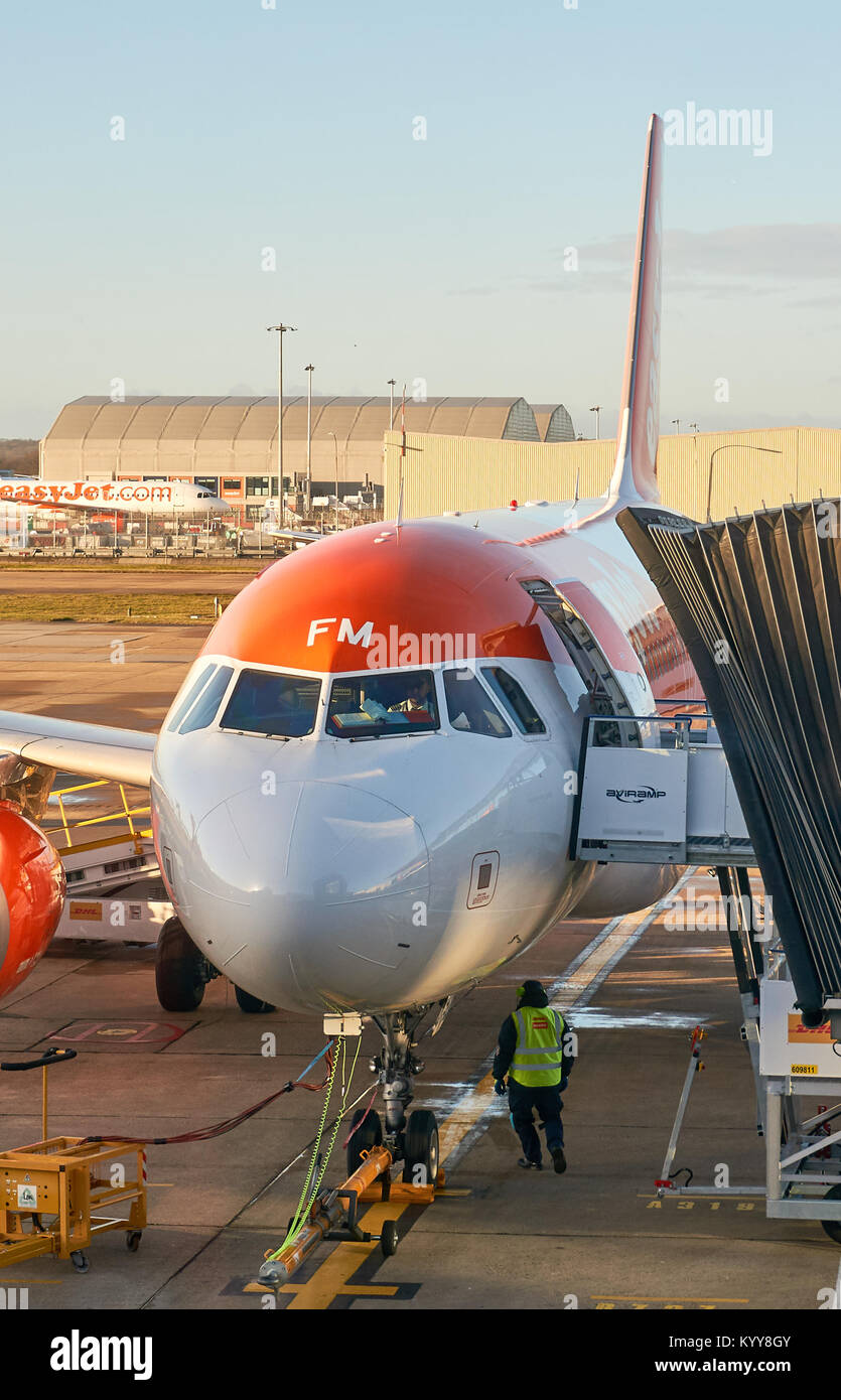 Un aeromobili Easyjet su supporto all'Aeroporto di Gatwick, Londra Foto Stock