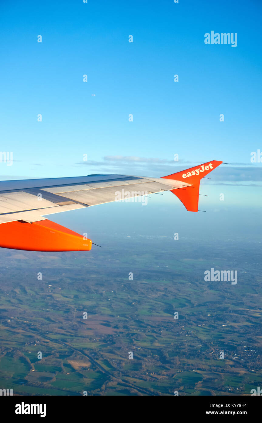 Un aeromobili Easyjet ala in volo visto dalla cabina. Foto Stock