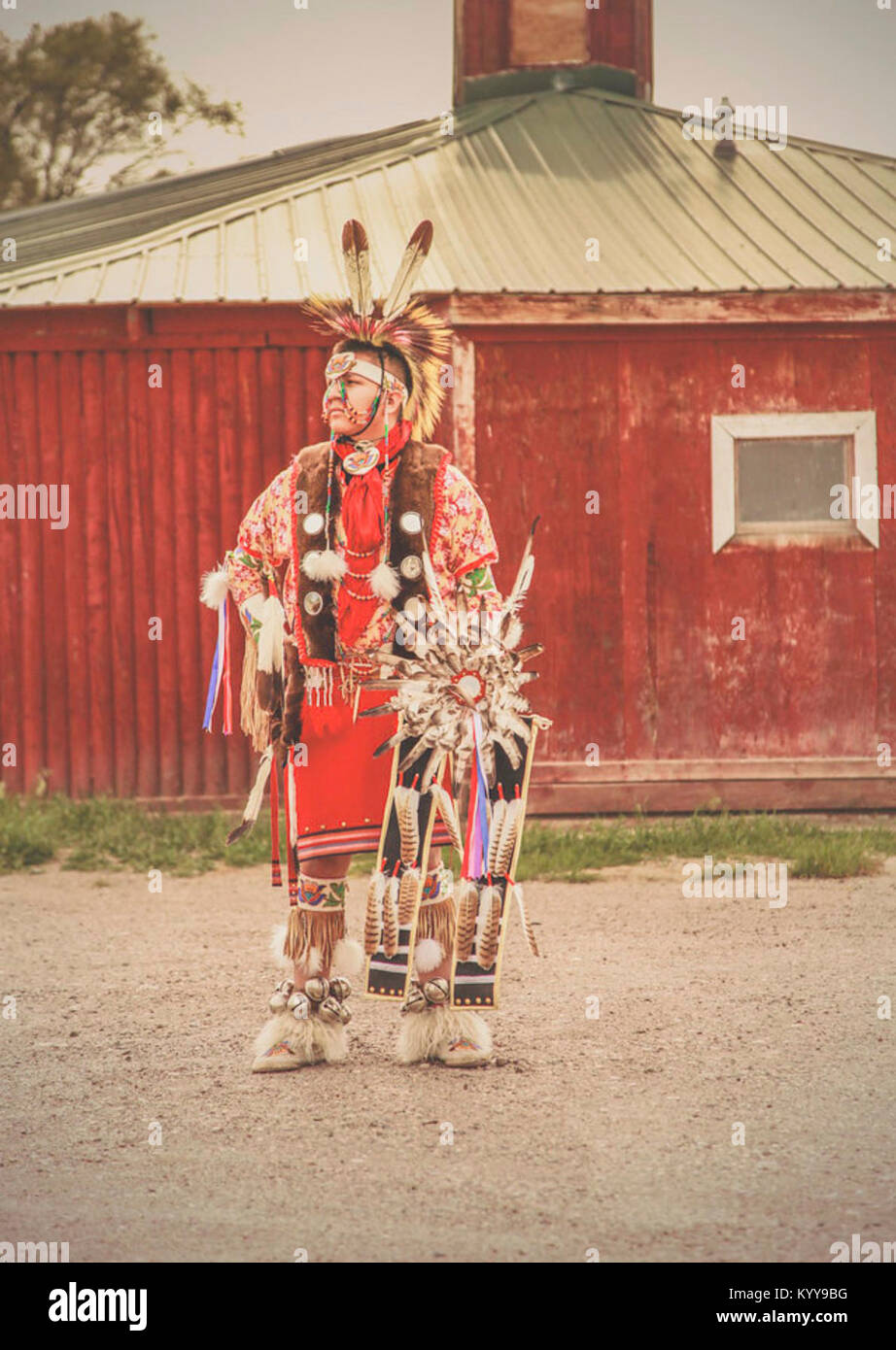 Devin Nagitsy, Futuro Marina da Fort Hall, ID, abiti in tradizionale nativa americana regalia per ballare durante le feste ed eventi sociali. Nagitsy è arruolato nell'Shoshone-Bannock tribù di southeastern Idaho e ha bloodlines di quattro tribù; Northern Cheyenne, Eastern Shoshone, Shoshone-Bannock e Navajo. Egli si lascia per Marine Corps reclutare deposito per reclutare la formazione su gen. 16, 2018. ( Foto Stock