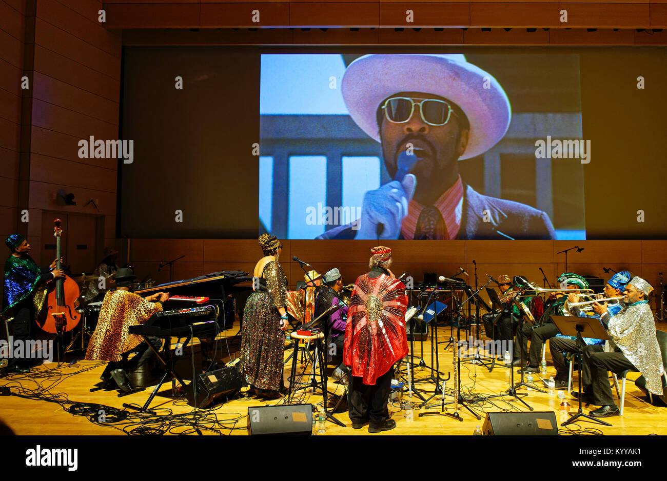 Sun Ra Arkestra suona dal vivo del punteggio al film lo spazio è il posto alla nuova scuola Tishman Auditorium (foto di Lev Radin/Pacific Stampa) Foto Stock