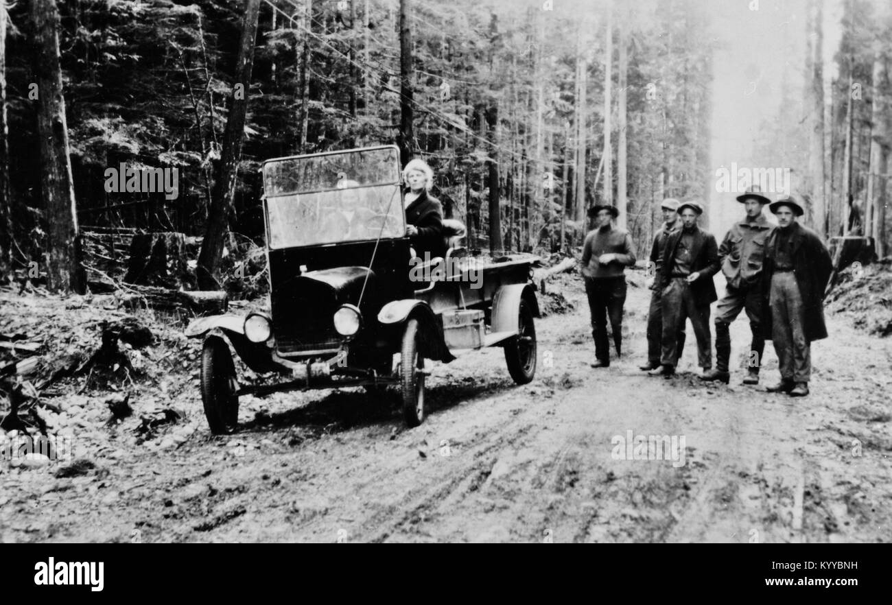 Prima auto intorno al lago di Crescent. Una Ford Modello T guidato da George Lippert da Sol Duc Hot Springs. - Parco nazionale di Olympic Road Sistema, Port Angeles, Clallam County, WA, circa 1921 Foto Stock