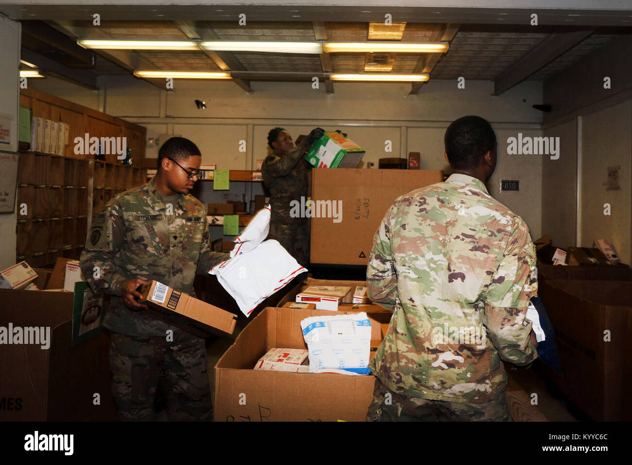 Aviosuperficie di Bagram, Afghanistan - Il team postale assegnata alla terza divisione di fanteria sostegno deciso supporto brigata piazzole mail gennaio 6 in avanzamento Base Operativa Fenty, Afghanistan. Questi soldati di lavoro lunghi giorni per garantire che la posta per la Fenty i militari, i civili e le forze della coalizione al FOB raggiunge la sua destinazione in modo sicuro. (U.S. Esercito Foto Stock