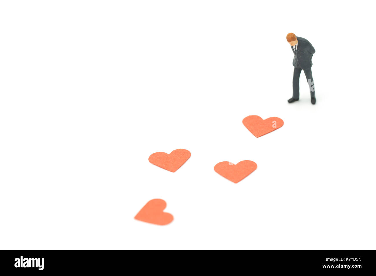 Persone in miniatura gli imprenditori a trovare il cuore di cadere dal modo. come sfondo il concetto di San Valentino con spazi di copia per il tuo testo o disegno. Foto Stock