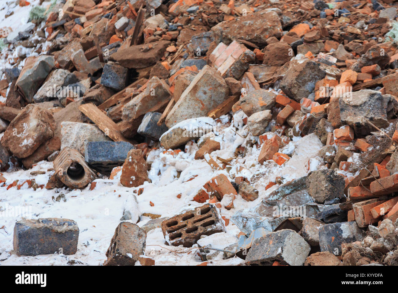 Un mucchio di detriti di costruzione è rotto mattone e cemento. Foto Stock