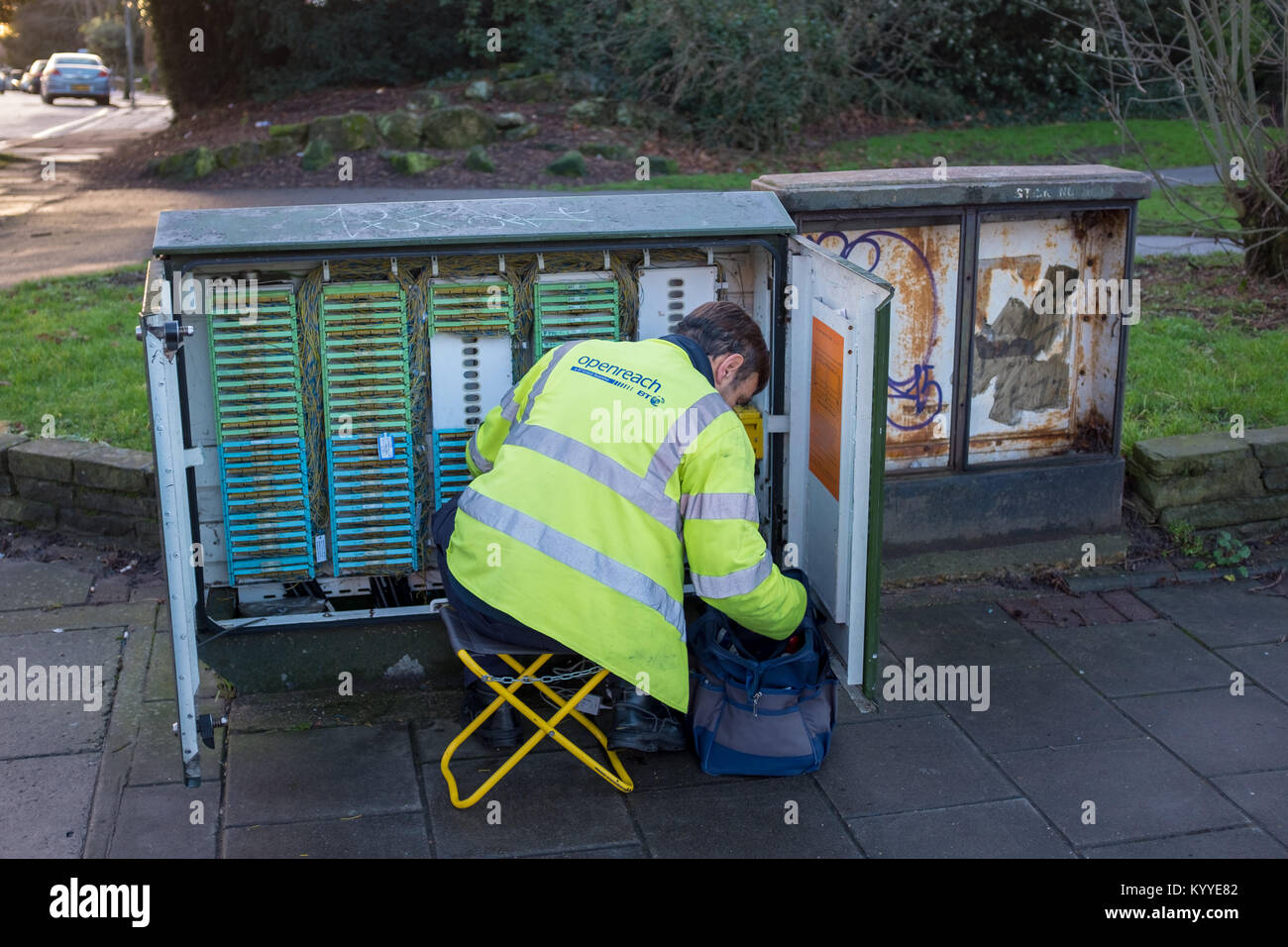 BT Openreach engineer lavorando su un telefono di cambio nella zona nord di Londra, Inghilterra. Foto Stock