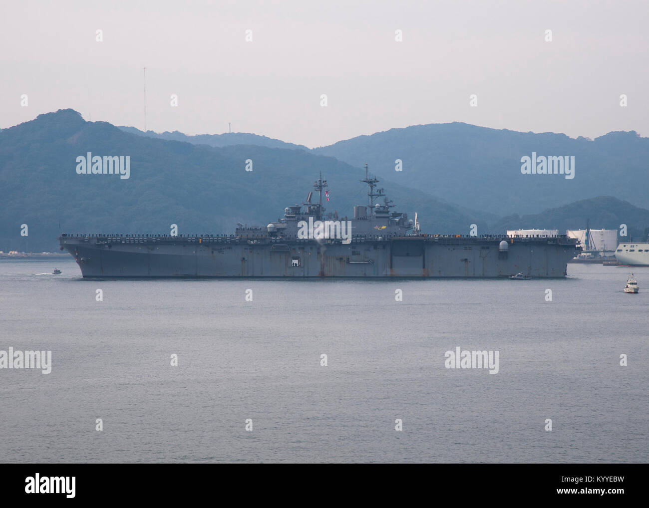 SASEBO, Giappone (GEN. 14, 2018) Amphibious Assault nave USS Wasp (LHD 1) si prepara a tirare in Commander, le attività della flotta Sasebo Gen 14, 2018. Wasp, in grado di operare negli Stati Uniti Marine Corp F-35B Join Strike Fighter, sostituirà la USS Bonhomme Richard (LHD 6) come distribuita Amphibious Assault nave nella flotta 7.(STATI UNITI Navy Foto Stock