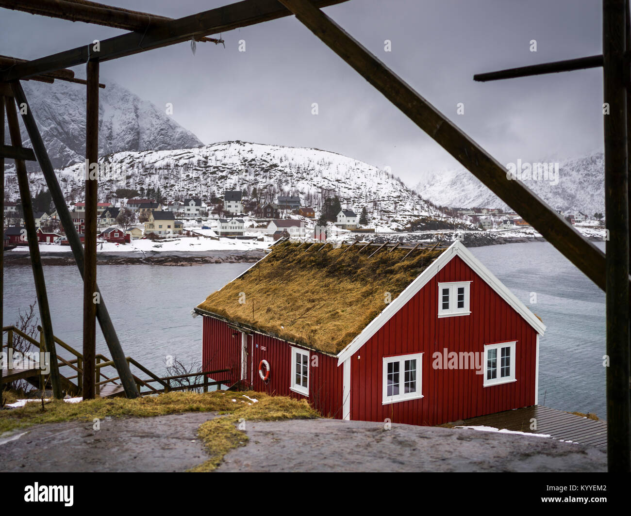 Villaggio a waterfront con stilt rifugio al primo piano, Lofoten, Nordland, Norvegia Foto Stock