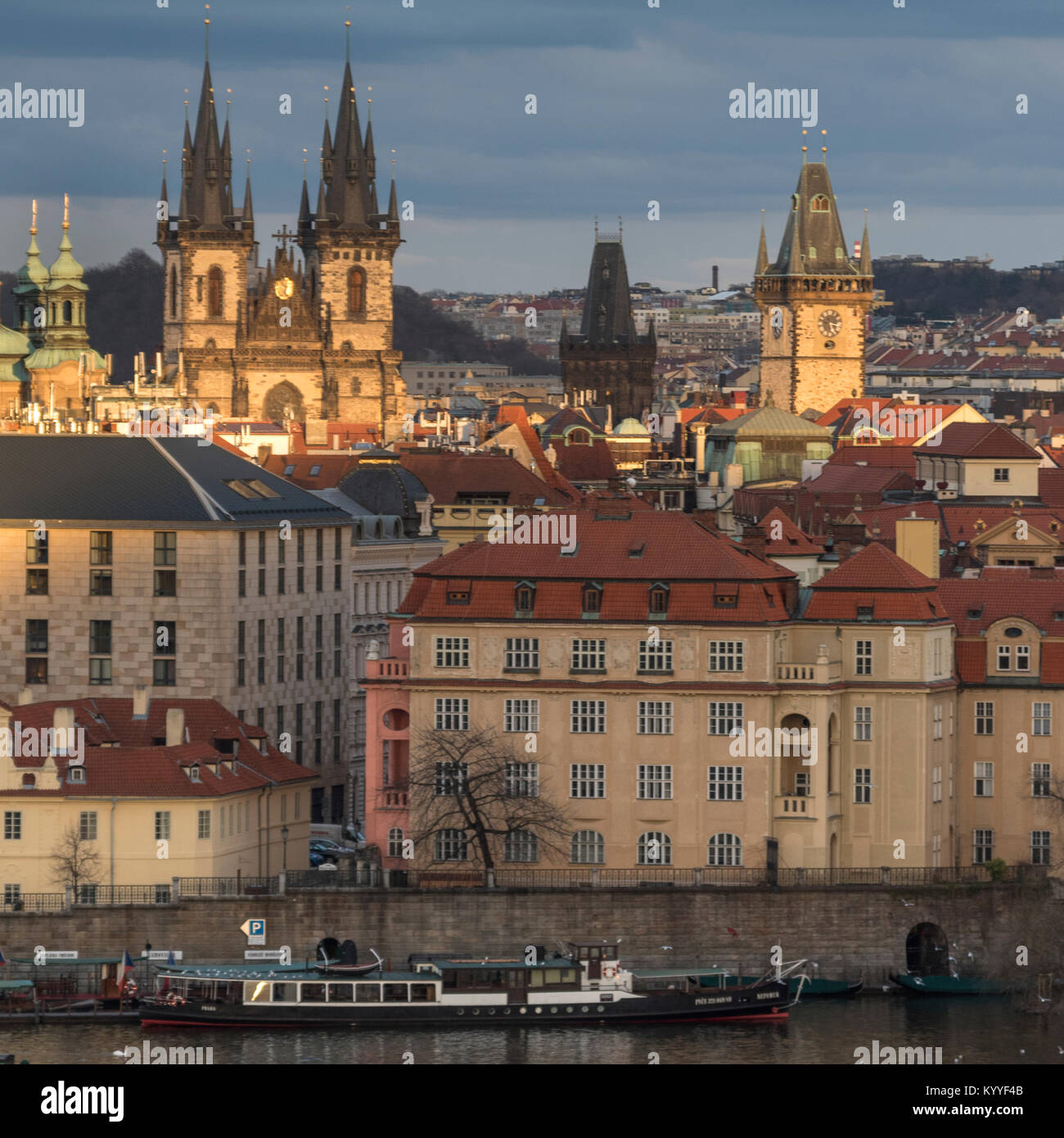 Città visto dal minor le torri del ponte della città, Praga, Repubblica Ceca Foto Stock