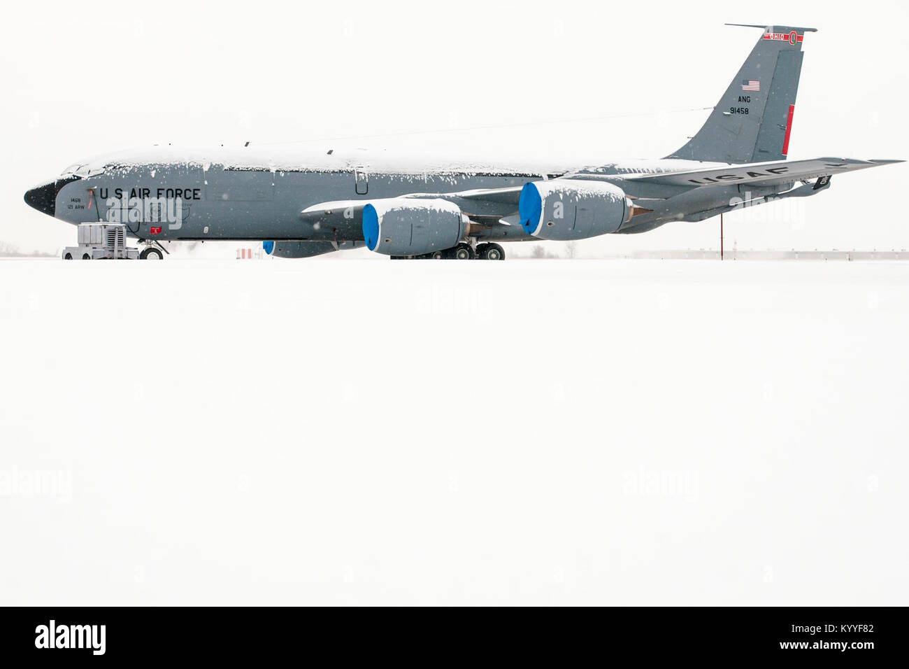 KC-135 Stratotankers assegnato al 121 Air Refuelling Wing sedersi sulla neve linea di volo Gennaio 15, 2018 a Rickenbacker Air National Guard Base, Ohio. (U.S. Air National Guard Foto Stock