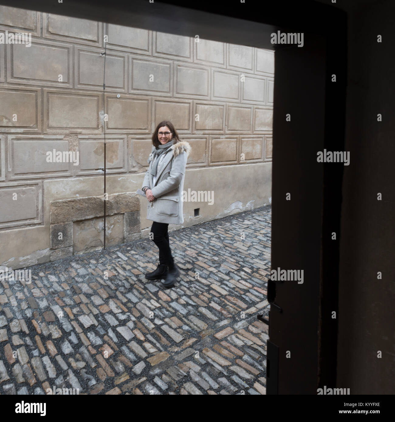 Donna felice in piedi nella parte anteriore della parete, Praga, Repubblica Ceca Foto Stock