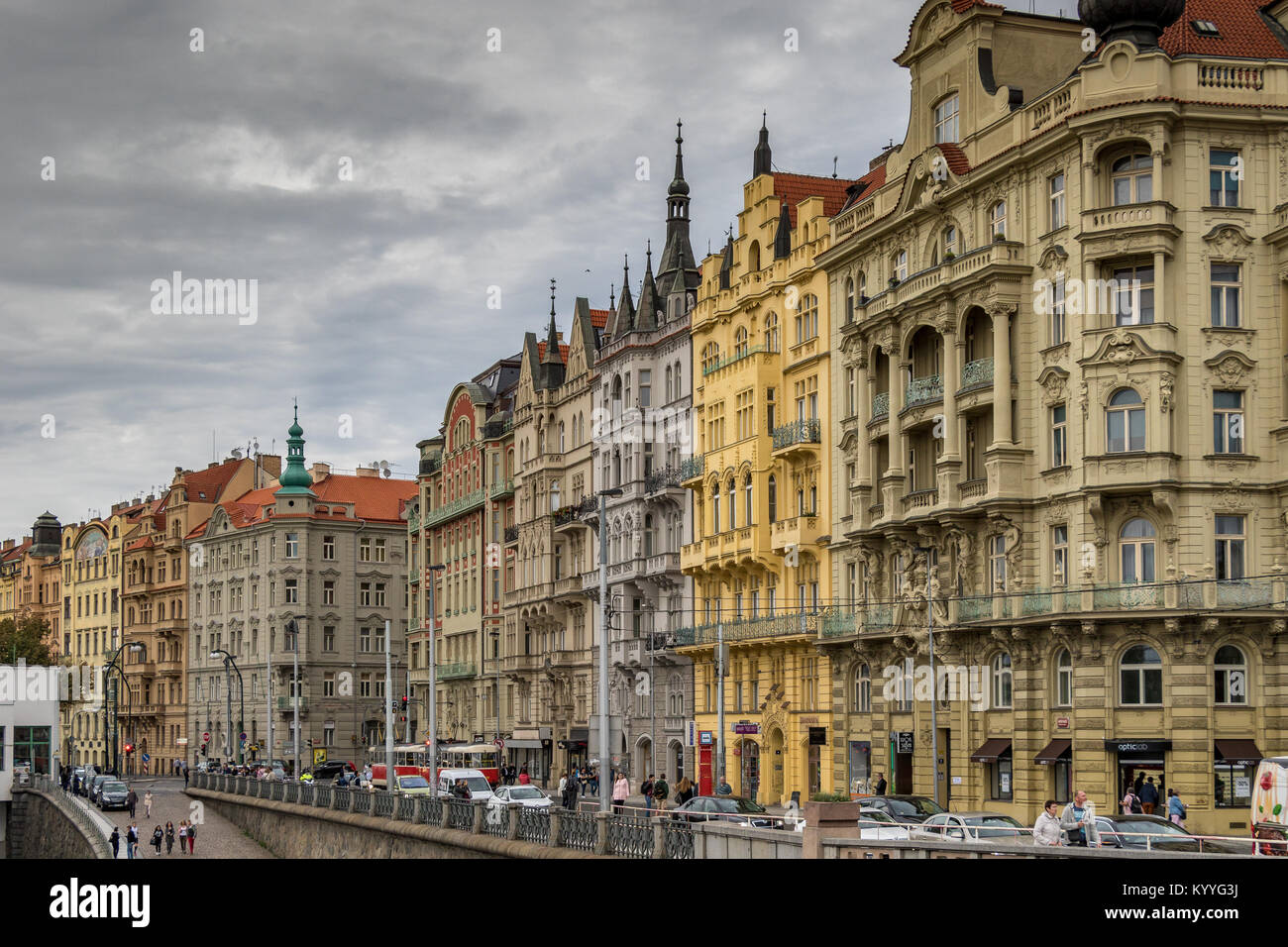 Splendida architettura lungo il viale sul fiume o Masarykovo nábř , Praga, Repubblica Ceca Foto Stock