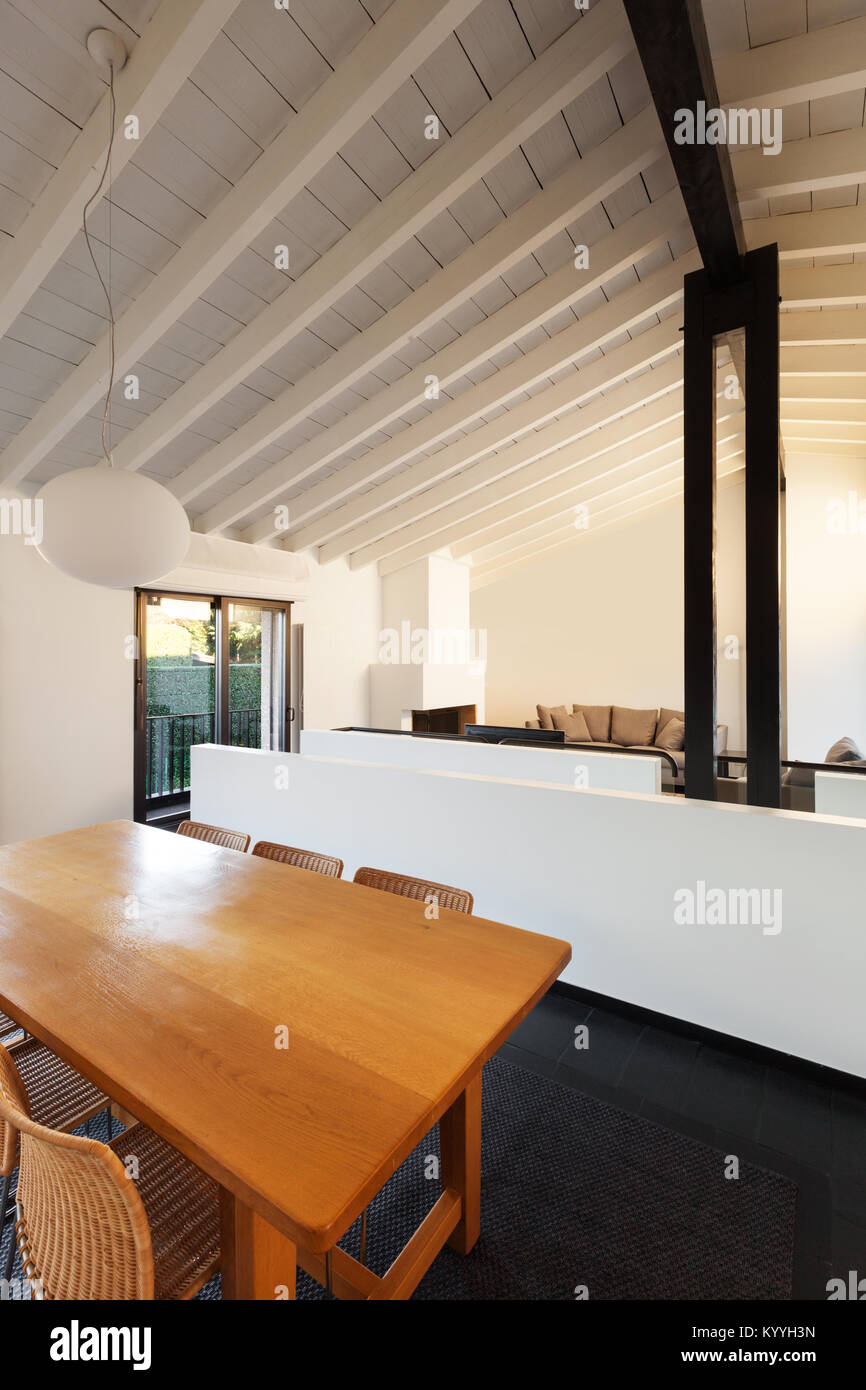 Interno, confortevole loft, arredamento moderno tavolo da pranzo Foto Stock