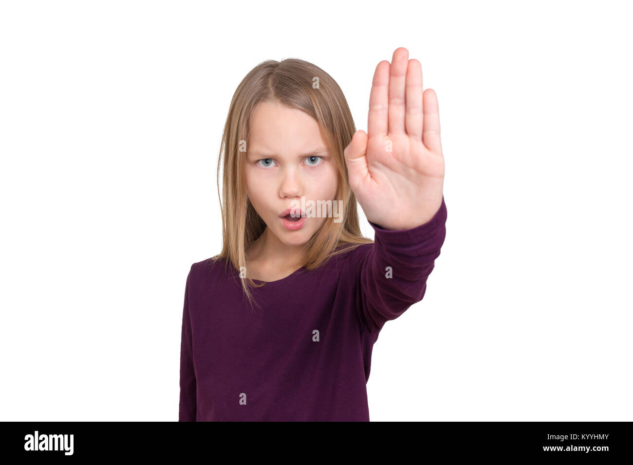 Un segnali schoolchild fermo con la mano alzata. Essa chiede la parola STOP, la profondità di campo, ritratto, mezza figura Foto Stock