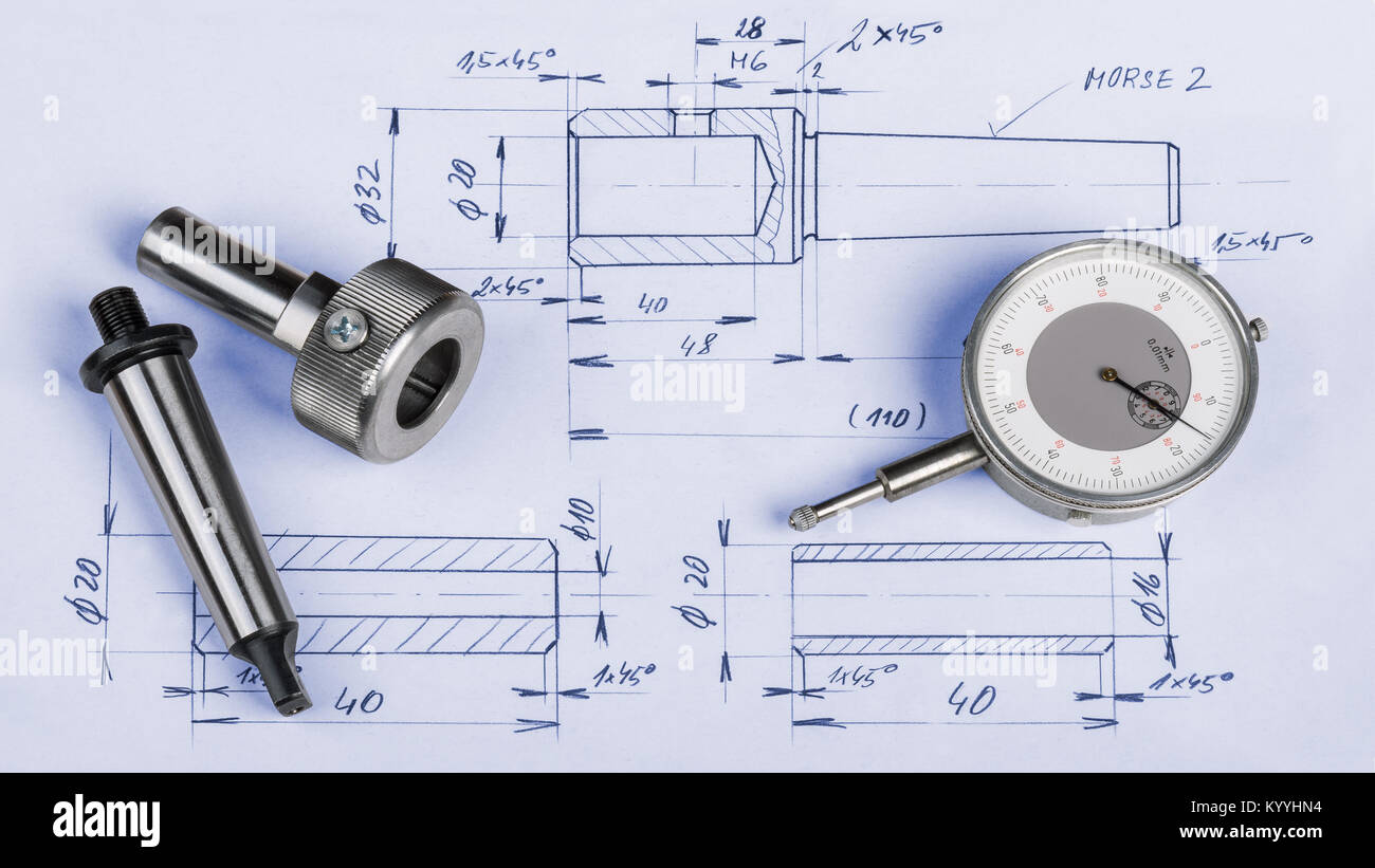 Metallo componenti di ingegneria, manometro e disegno tecnico. Lavorazione di acciaio gighe e comparatore micrometro prevista sulla documentazione di fabbricazione. Foto Stock