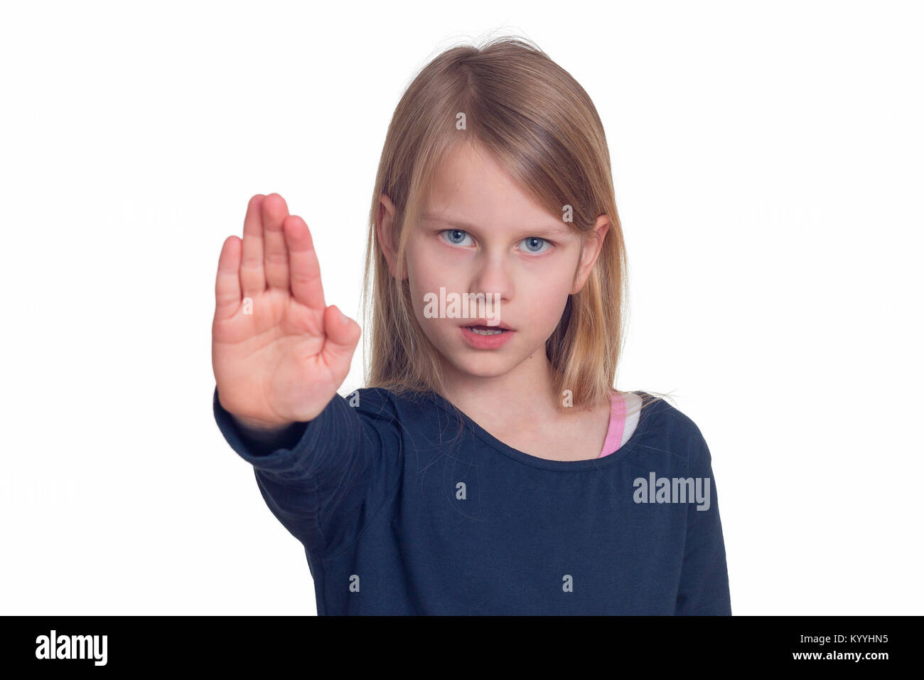 Un segnali schoolchild fermo con la mano alzata, Ritratto Foto Stock