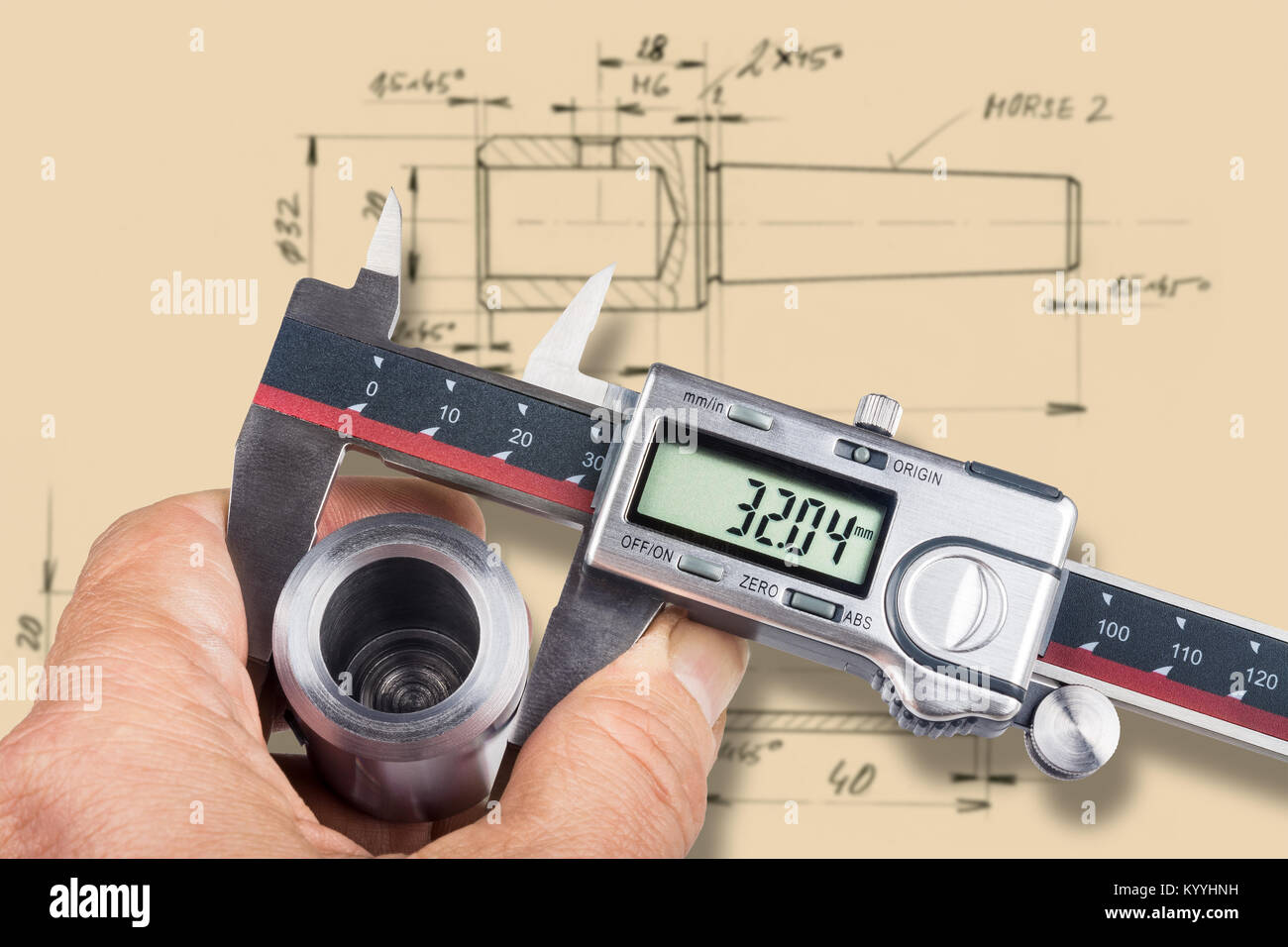 Mano e digitale strumento di misurazione. Macchinista manometri del diametro del pezzo metallico con la pinza e i controlli che con la documentazione tecnica. Foto Stock